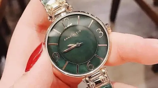Đồng hồ Anne Klein với dáng vẻ nữ tính, hiện đại